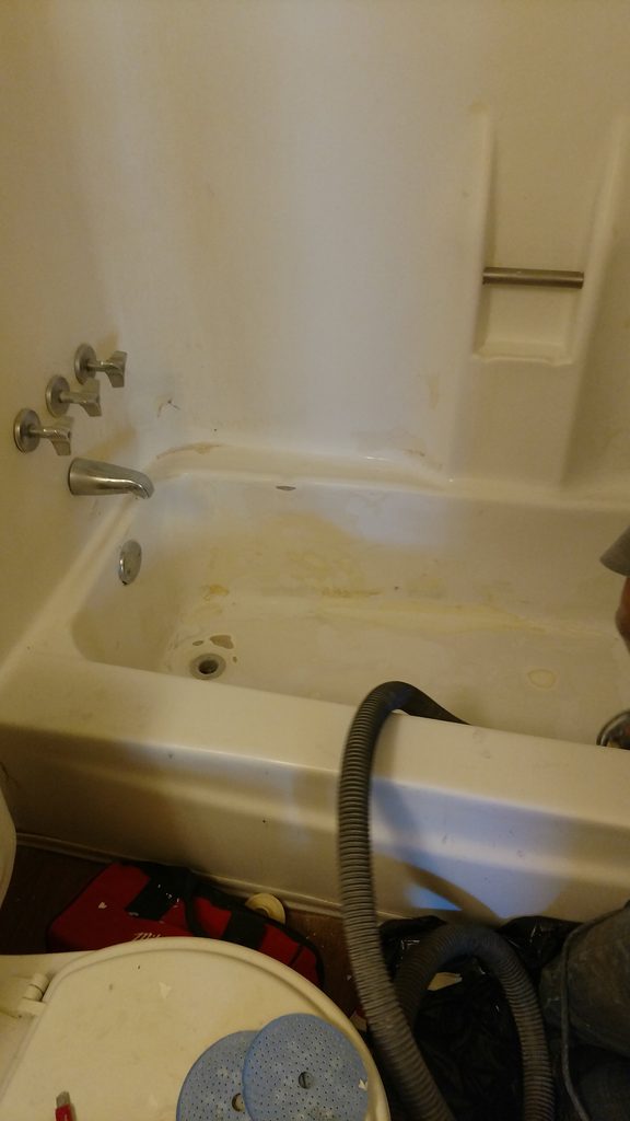 Bathtub before resurfacing